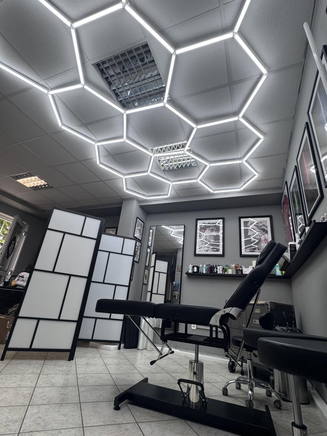 Geometrikus hexagon LED fények a szalon mennyezetén